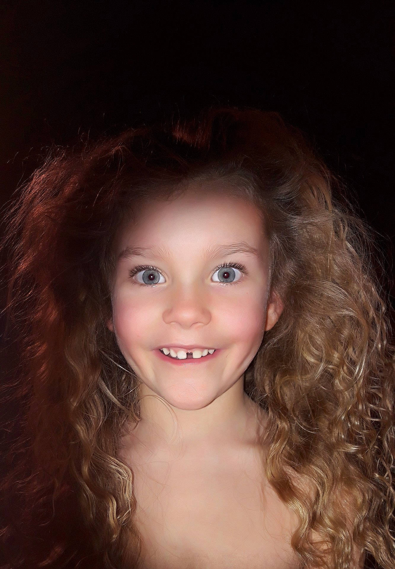 Zoé participe au concours pour gagner de l'argent avec cette photo : beauty, brown_hair, cheek, child_model, eye, face, forehead, girl, hair, hairstyle, head, human_hair_color, iris, joy, lady, lip, long_hair, model, person, portrait