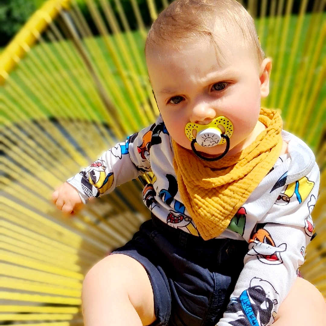 Enzo a rejoint le concours — aidez-le/la à gagner de superbes lots ! baby, clothing, face, footwear, furniture, grass, head, hosiery, outdoors, person, photography, plant, playarea, portrait, scarf, shoe, shorts, sitting, sneaker, sock