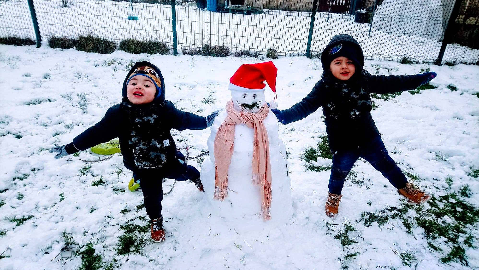 Ismaïl a rejoint le concours — aidez-le/la à gagner de superbes lots ! beauty, child, event, freezing, fun, gesture, glove, happy, headwear, jacket, leisure, people_in_nature, person, photograph, playing_with_kids, recreation, smile, snapshot, snow, toddler