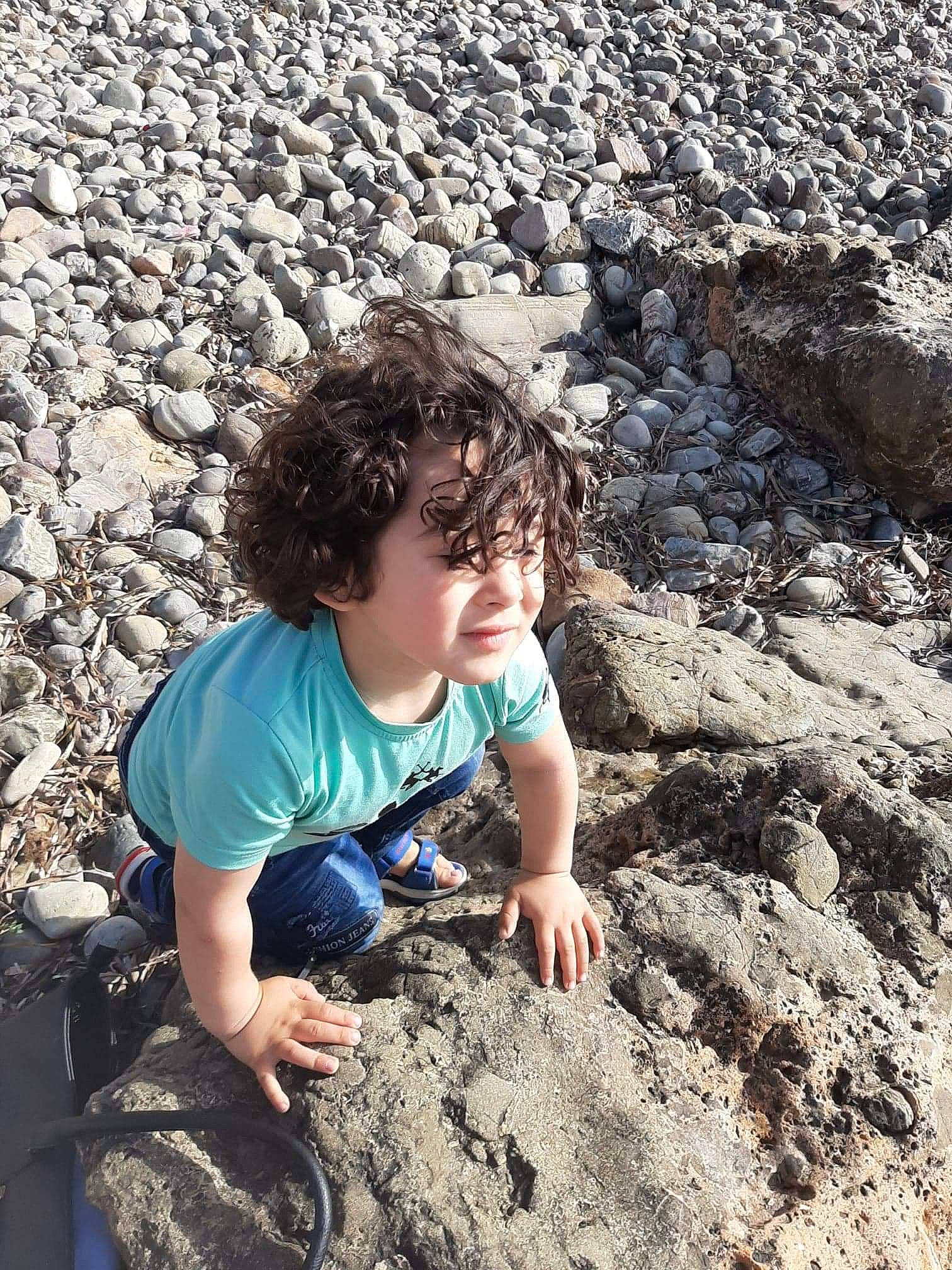 Ismaïl participe au concours pour gagner de l'argent avec cette photo : bedrock, electric_blue, fun, grass, hair, hand, happy, head, landscape, leg, leisure, people_in_nature, person, recreation, sand, sitting, sunglasses, t_shirt, toddler, travel