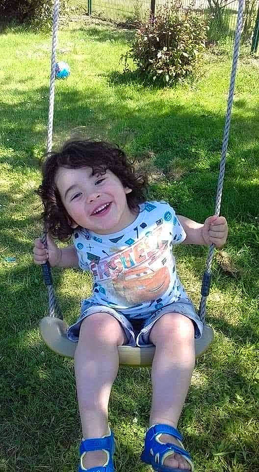 Ismaïl a rejoint le concours — aidez-le/la à gagner de superbes lots ! blue, eye, facial_expression, fun, grass, green, happy, joy, leaf, leg, leisure, mammal, nature, outdoor_recreation, people_in_nature, person, photograph, public_space, recreation, shorts