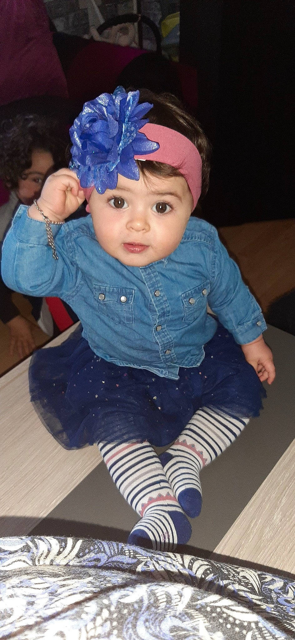 Dayana participe au concours pour gagner de l'argent avec cette photo : blue, cheek, clothing, eye, face, finger, fun, green, hair, hairstyle, head, headwear, human, human_body, lip, people, person, product, sitting, skin