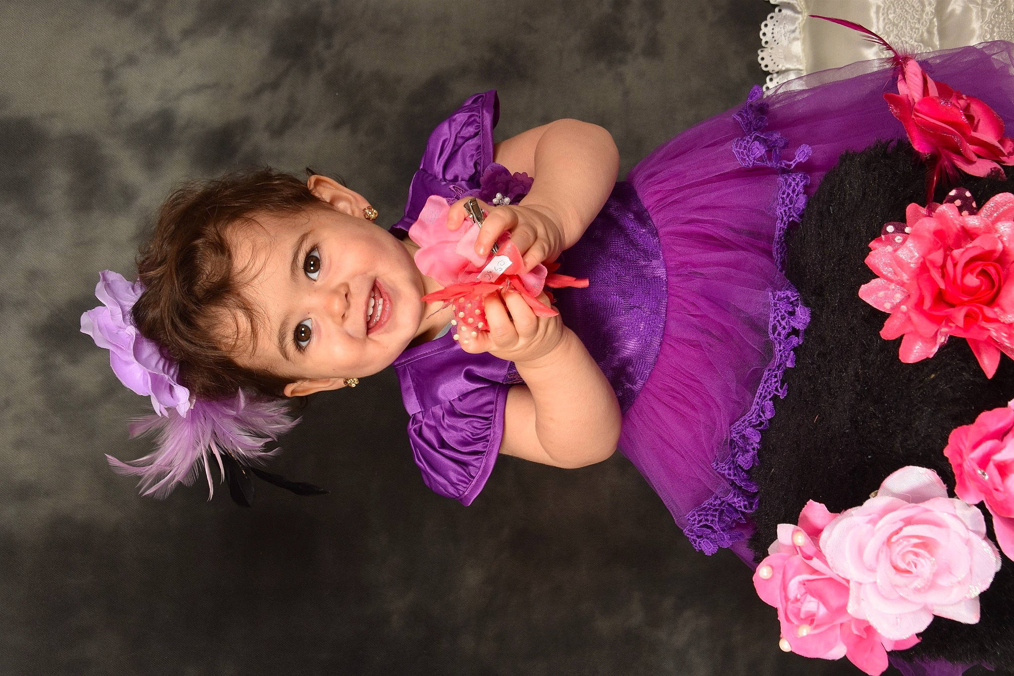 Dayana a rejoint le concours — aidez-le/la à gagner de superbes lots ! arm, blue, clothing, dress, event, eye, face, finger, fun, green, hair, head, human, joy, leg, lighting, people, person, petal, product