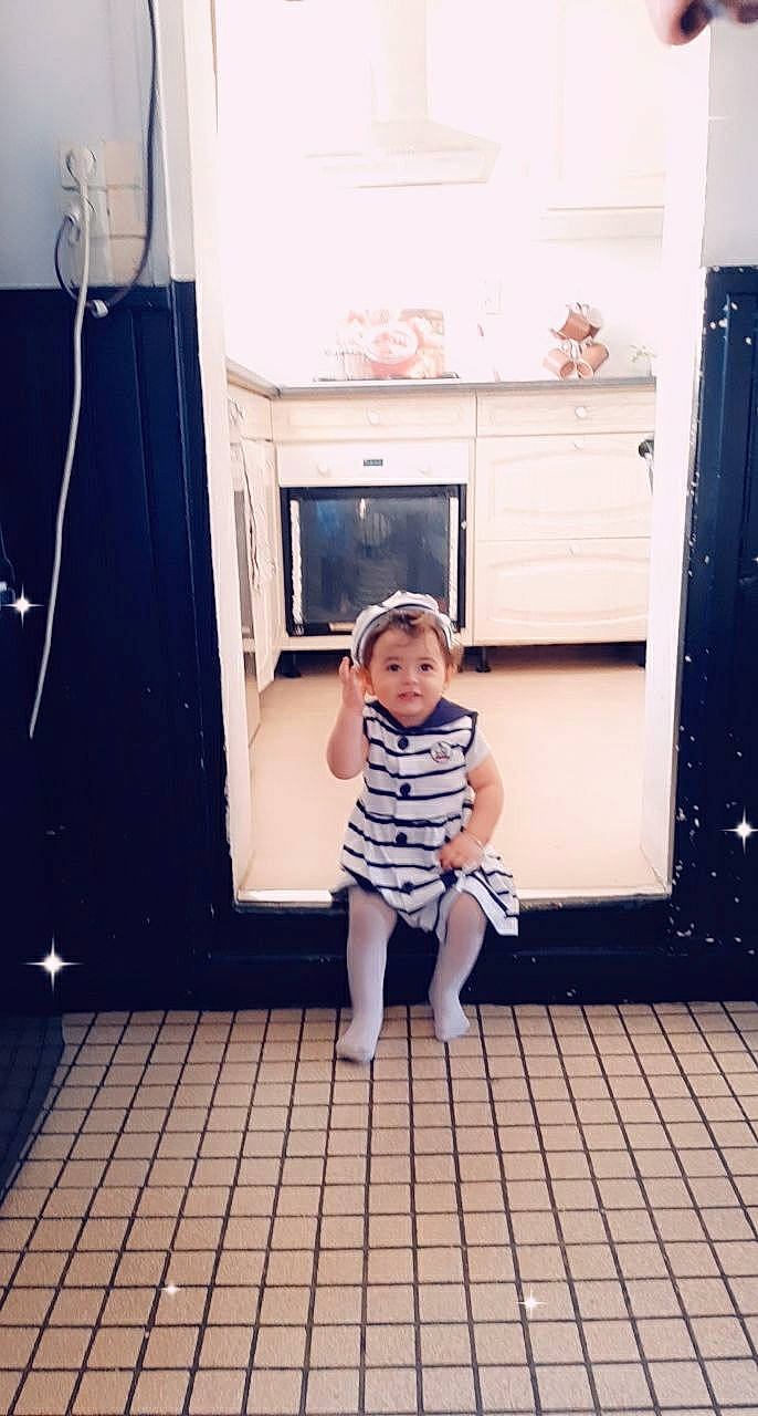 Dayana participe au concours pour gagner de l'argent avec cette photo : architecture, blue, finger, floor, flooring, fun, glasses, green, hardwood, head, human, interior_design, leg, lighting, people, person, product, room, shoe, sitting