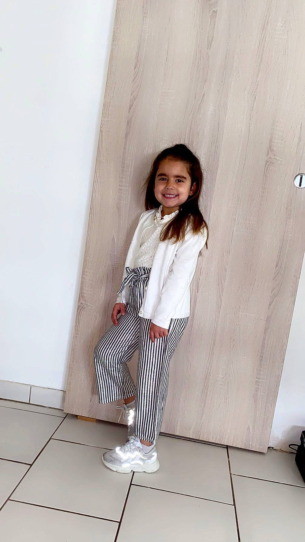 Lalya a rejoint le concours — aidez-le/la à gagner de superbes lots ! blazer, denim, dress_shirt, fashion_design, flash_photography, flooring, formal_wear, hairstyle, happy, human_leg, joy, knee, long_hair, neck, pattern, person, sleeve, smile, t_shirt, thigh