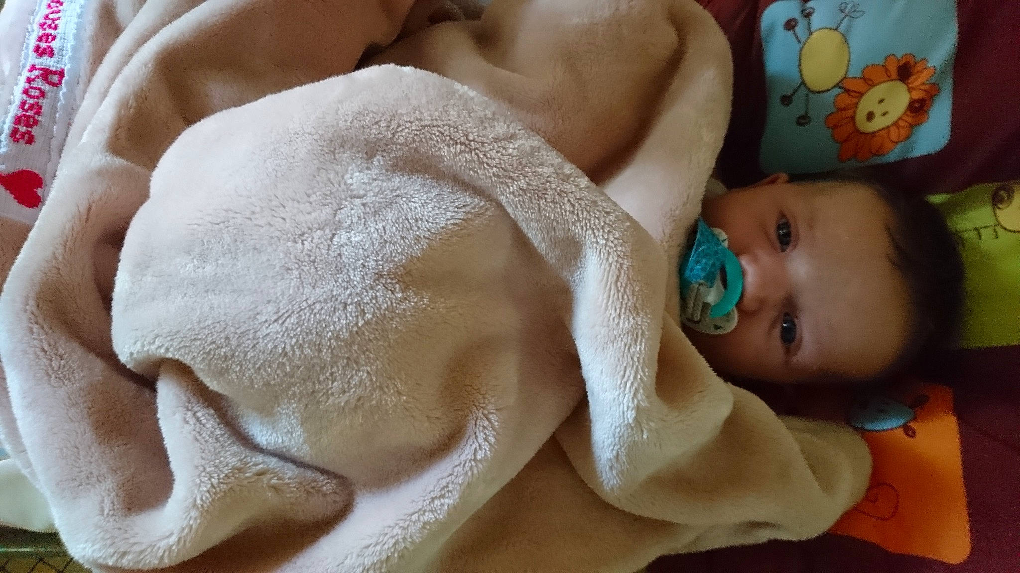 Alycia a rejoint le concours — aidez-le/la à gagner de superbes lots ! abdomen, arm, baby, baby_products, baby_sleeping, baby_toddler_clothing, cheek, chest, child, comfort, fashion_accessory, hand, headgear, human_body, linens, pattern, peach, person, skin, textile