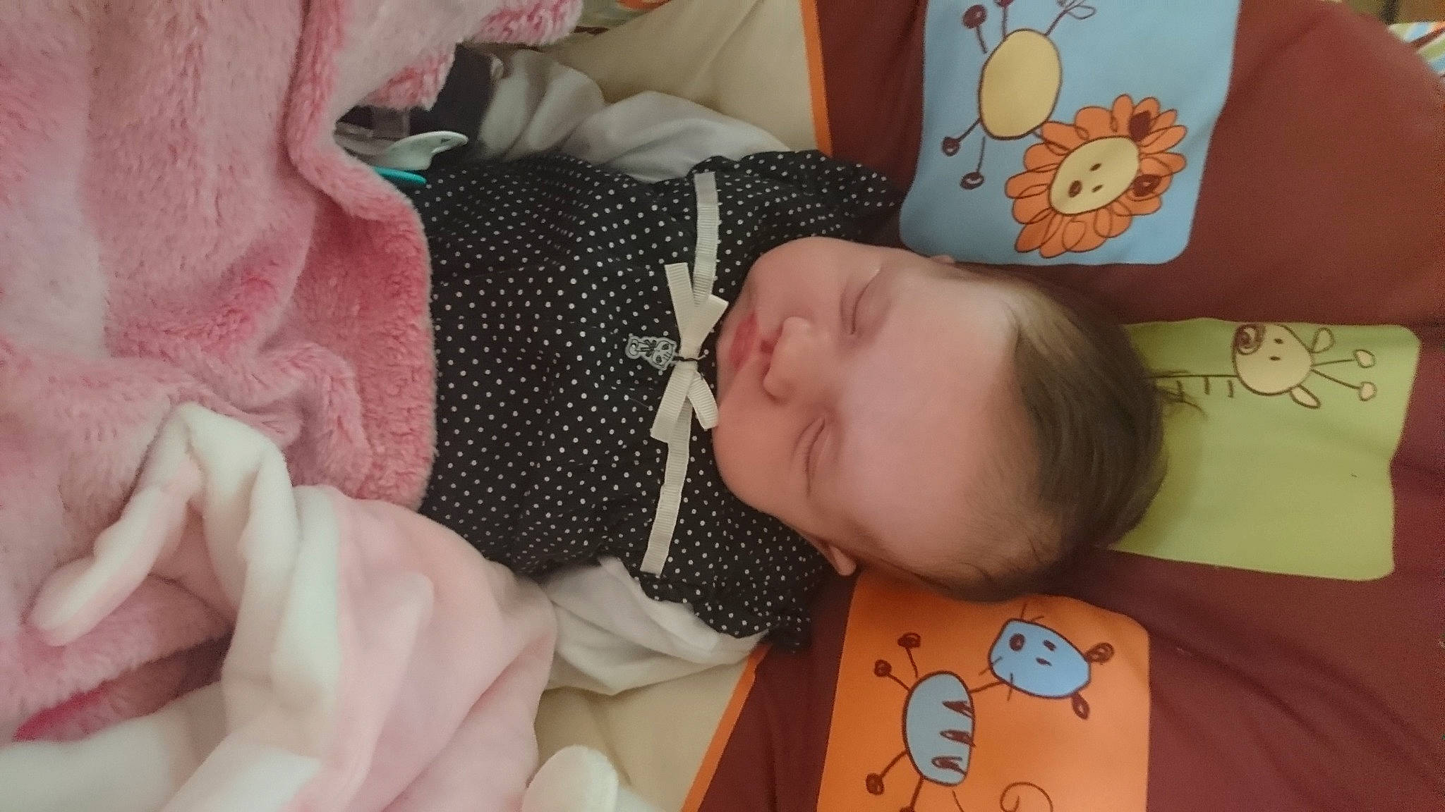 Alycia a rejoint le concours — aidez-le/la à gagner de superbes lots ! arm, baby, baby_toddler_clothing, cheek, child, comfort, finger, head, human_body, mammal, mouth, nose, pattern, person, pink, product, skin, sleeve, textile, toddler