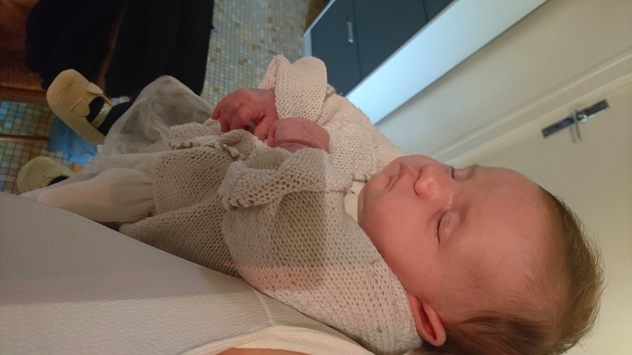 Alycia participe au concours pour gagner de l'argent avec cette photo : baby, baby_products, baby_safety, baby_sleeping, baby_toddler_clothing, bedding, bedtime, carmine, child, childbirth, chin, comfort, event, hat, linens, nap, person, room, skin, sleep