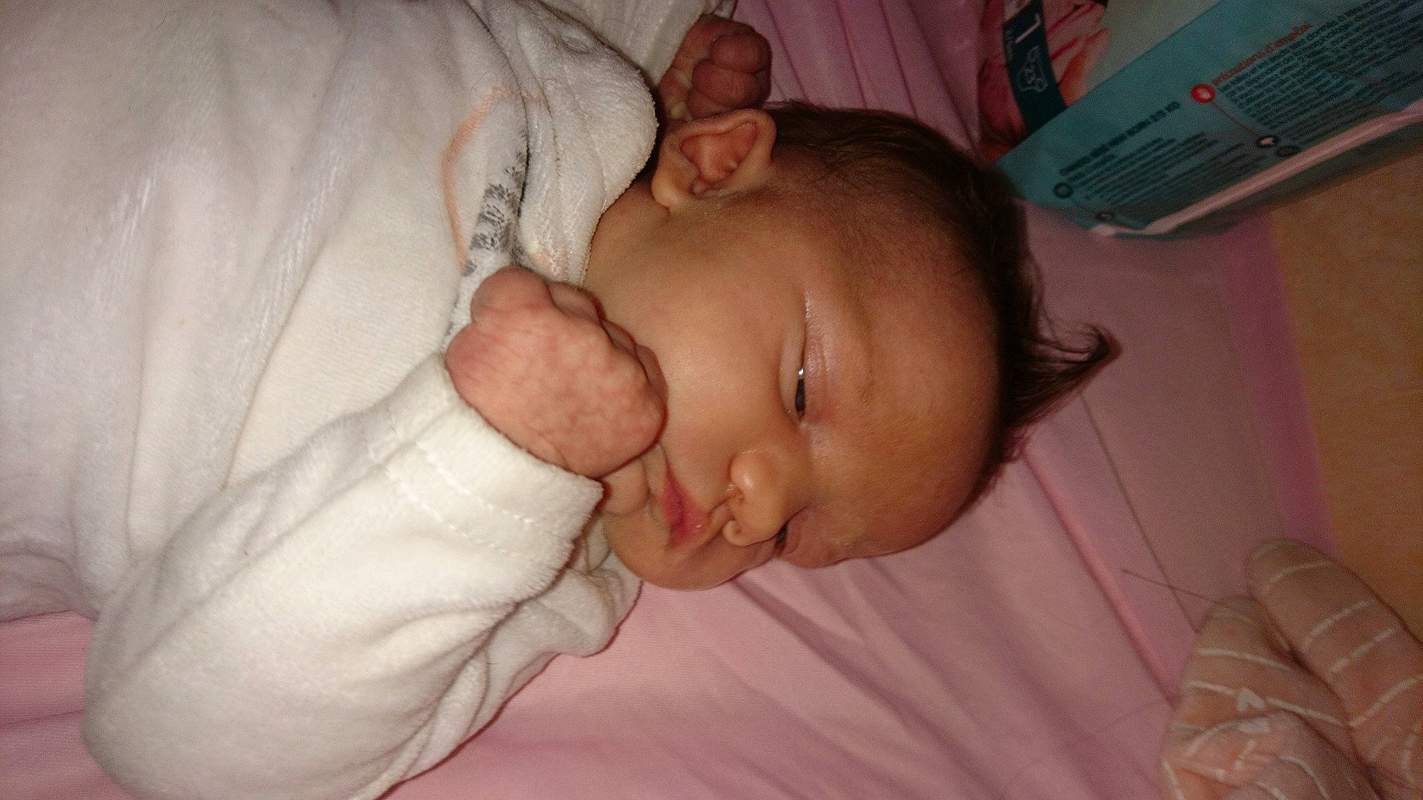 Alycia a rejoint le concours — aidez-le/la à gagner de superbes lots ! baby, baby_products, baby_toddler_clothing, bedtime, cheek, child, comfort, ear, eyebrow, eyelash, hand, human_body, iris, neck, nose, person, room, sleep, smile, thumb