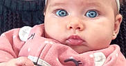 Mia a rejoint le concours — aidez-le/la à gagner de superbes lots ! baby, blue_eyes, headband, pink_outfit, polka_dots, infant, cute, portrait, hands, bracelet, person, child, indoor, cozy, soft_fabric, closeup, face, expression, young, adorable