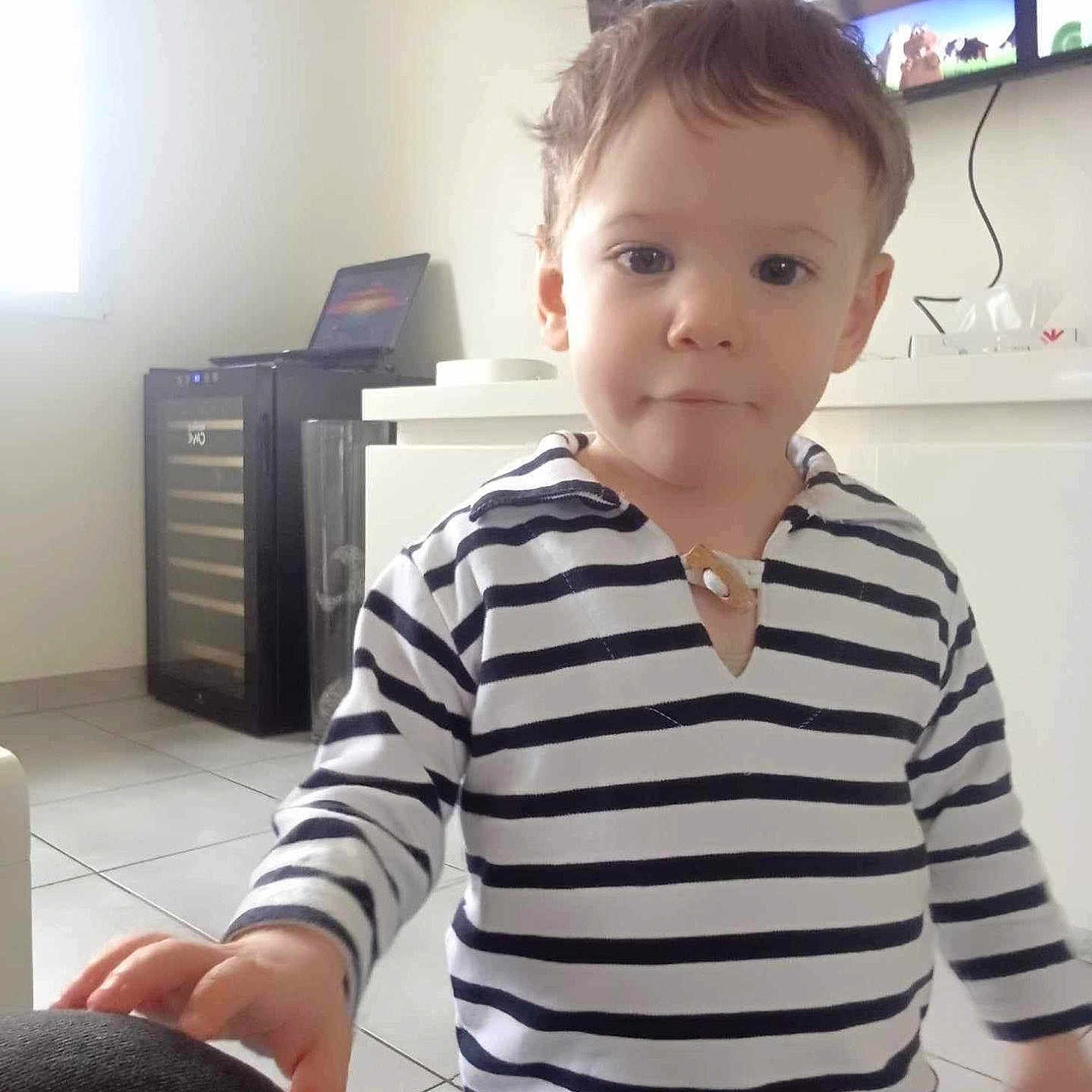 Lyam a rejoint le concours — aidez-le/la à gagner de superbes lots ! accessories, boy, child, clothing, computer, computerhardware, electronics, face, hardware, head, jewelry, laptop, monitor, necklace, pc, person, photography, portrait, screen, t_shirt