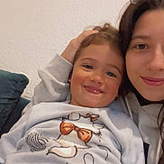 Maddy a rejoint le concours — aidez-le/la à gagner de superbes lots ! toddler, child, woman, smile, couch, indoor, casual_clothing, sweatshirt, portrait, happy, face, cozy, family, togetherness, home, young, person, cute, relaxed, friendly