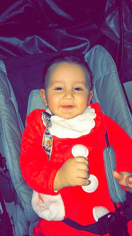 Yaron participe au concours pour gagner de l'argent avec cette photo : boy, cheek, child, cool, eye, face, fun, girl, head, infant, person, pink, product, red, sitting, skin, smile, toddler