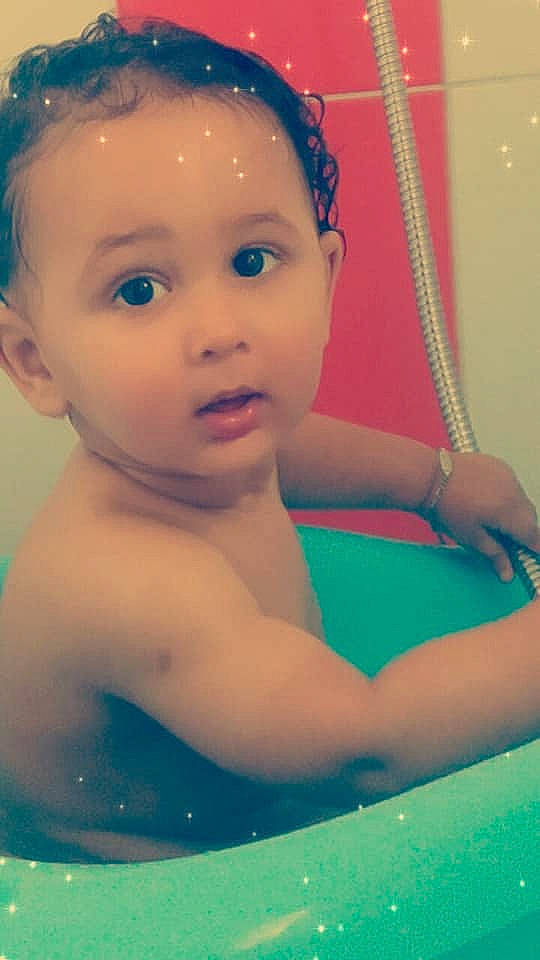 Yaron a rejoint le concours — aidez-le/la à gagner de superbes lots ! bathing, beauty, cheek, child, eye, face, forehead, fun, girl, head, human_hair_color, infant, leisure, lip, mouth, person, pink, skin, smile, surprise