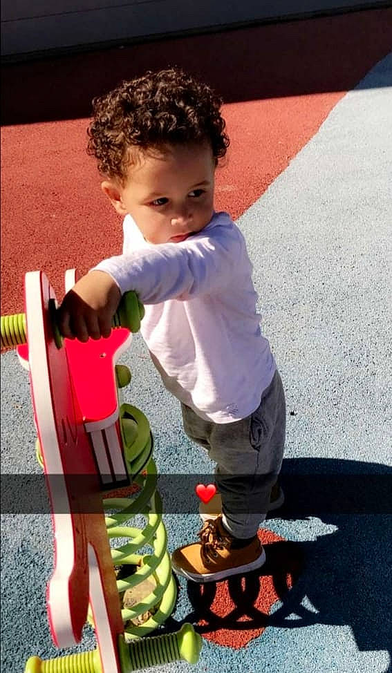 Yaron a rejoint le concours — aidez-le/la à gagner de superbes lots ! boy, child, fun, person, play, product, recreation, sitting, toddler