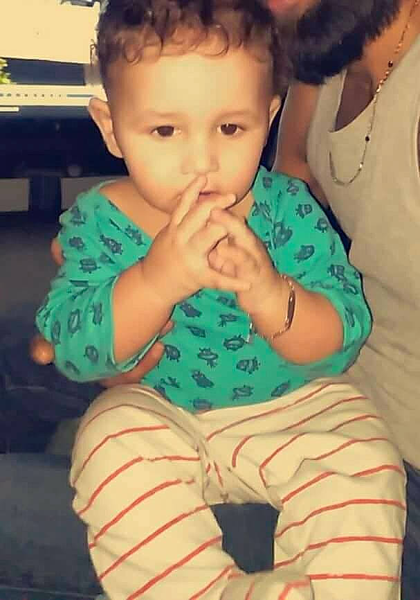 Yaron a rejoint le concours — aidez-le/la à gagner de superbes lots ! arm, boy, cheek, child, day, eye, face, finger, girl, hairstyle, head, human_hair_color, infant, leg, mouth, nose, person, product, sitting, skin