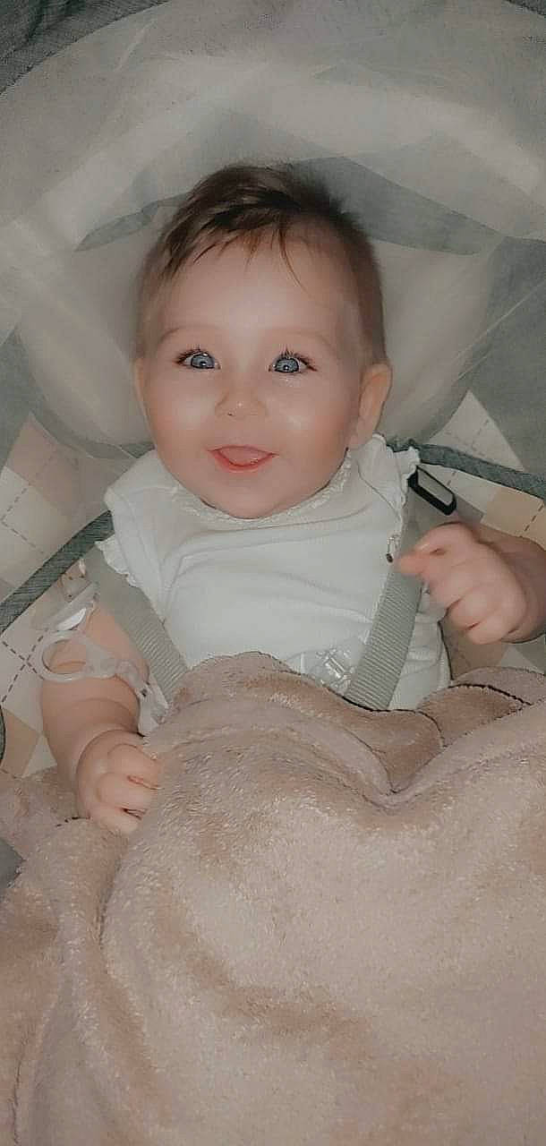 Elia a rejoint le concours — aidez-le/la à gagner de superbes lots ! baby, cheek, chin, comfort, eye, eyebrow, face, finger, gesture, hand, happy, head, iris, joy, lip, mouth, nose, person, skin, sleeve