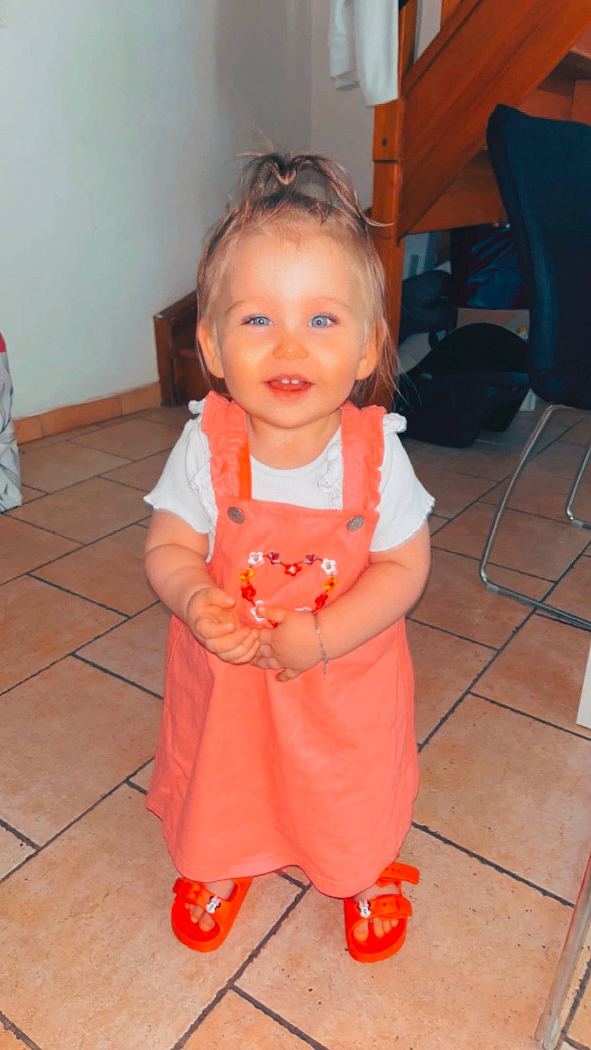 Elia a rejoint le concours — aidez-le/la à gagner de superbes lots ! baby, baby_toddler_clothing, chair, cheek, child, dress, eye, face, floor, flooring, hair, happy, hardwood, head, human_body, joy, person, skin, sleeve, smile