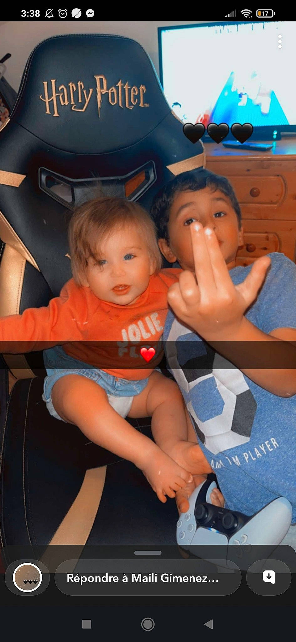 Elia participe au concours pour gagner de l'argent avec cette photo : arm, blue, event, finger, fun, happy, lamp, lap, leg, leisure, mouth, person, recreation, shorts, sitting, skin, summer, t_shirt, thigh, thumb