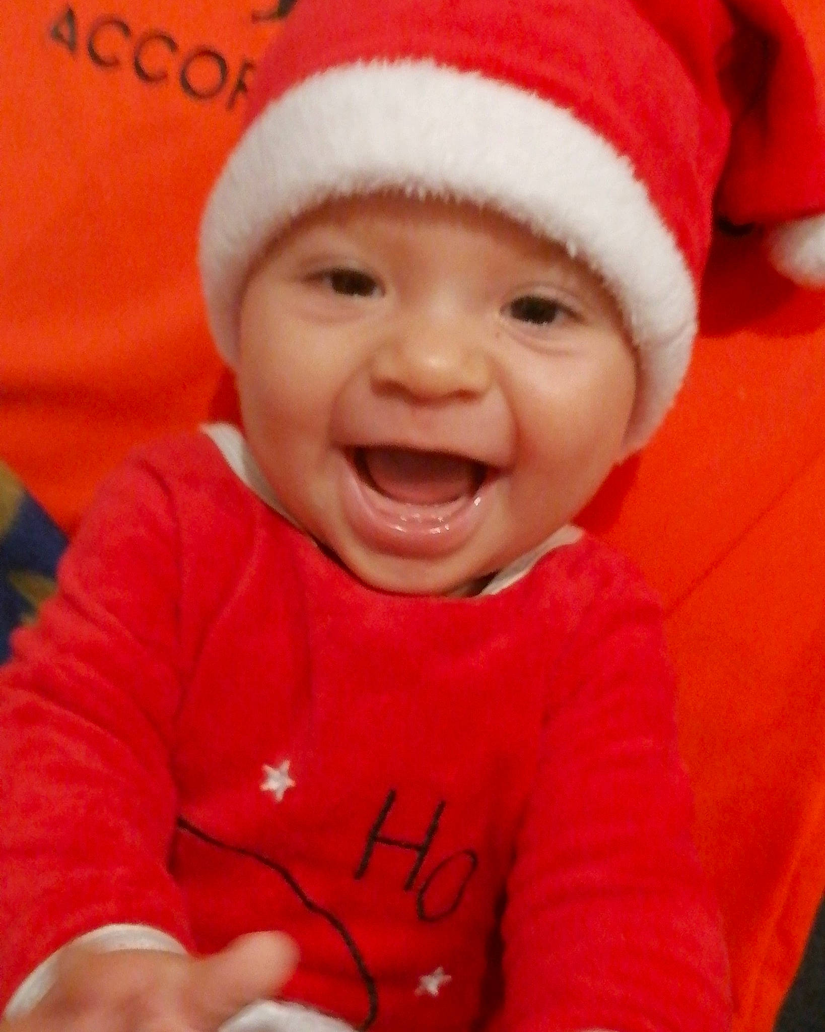 Owenn a rejoint le concours — aidez-le/la à gagner de superbes lots ! baby, baby_laughing, baby_toddler_clothing, bonnet, cheek, child, christmas, christmas_eve, costume_accessory, costume_hat, facial_expression, fictional_character, happy, headwear, holiday, humour, laugh, person, pleased, skin