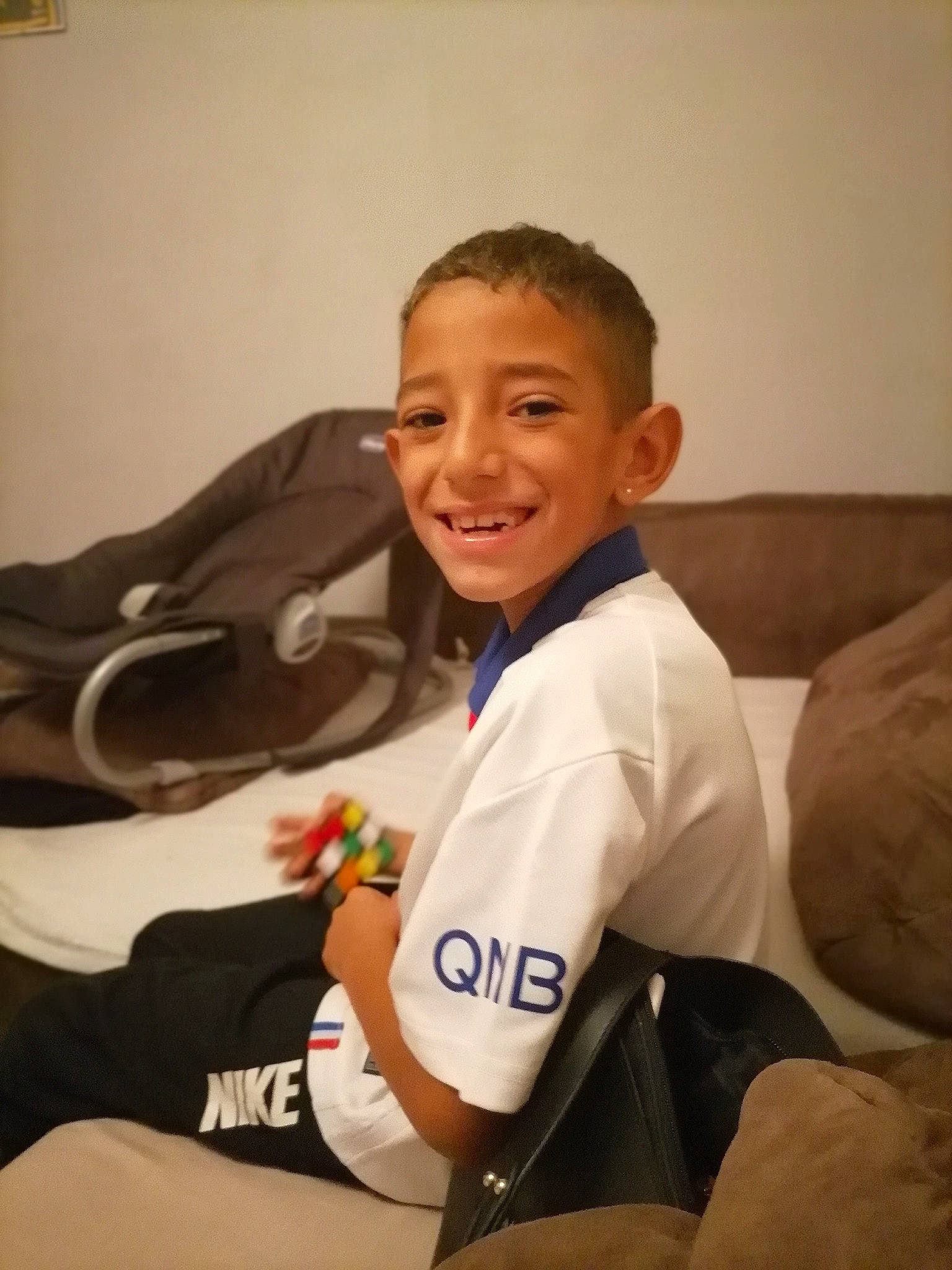 Kaiss a rejoint le concours — aidez-le/la à gagner de superbes lots ! caesar_cut, comfort, cool, happy, joy, lap, laugh, person, sitting, sock, student, thumb, tooth