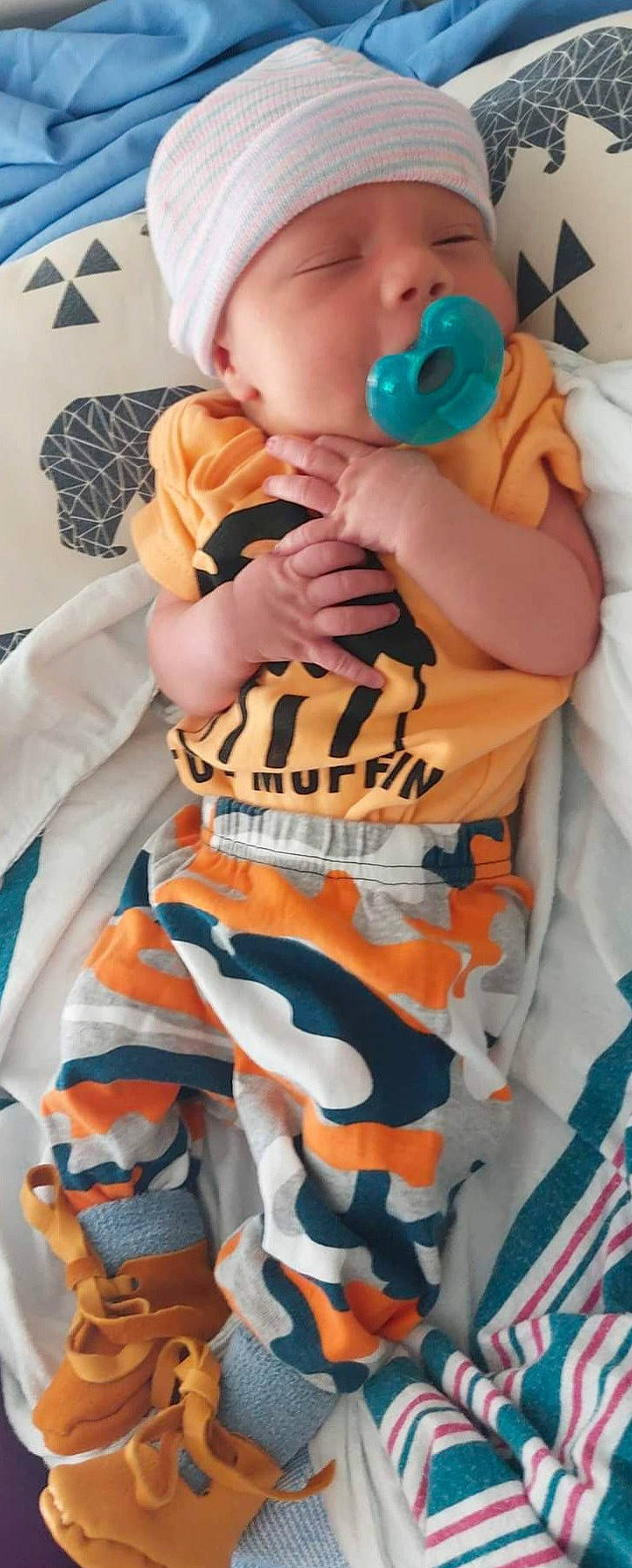 Malachite is registered to the contest to win money with this photo: arm, baby, baby_toddler_clothing, child, comfort, finger, happy, headwear, joint, linens, nail, orange, pattern, person, product, sleeve, t_shirt, textile, thumb, toddler