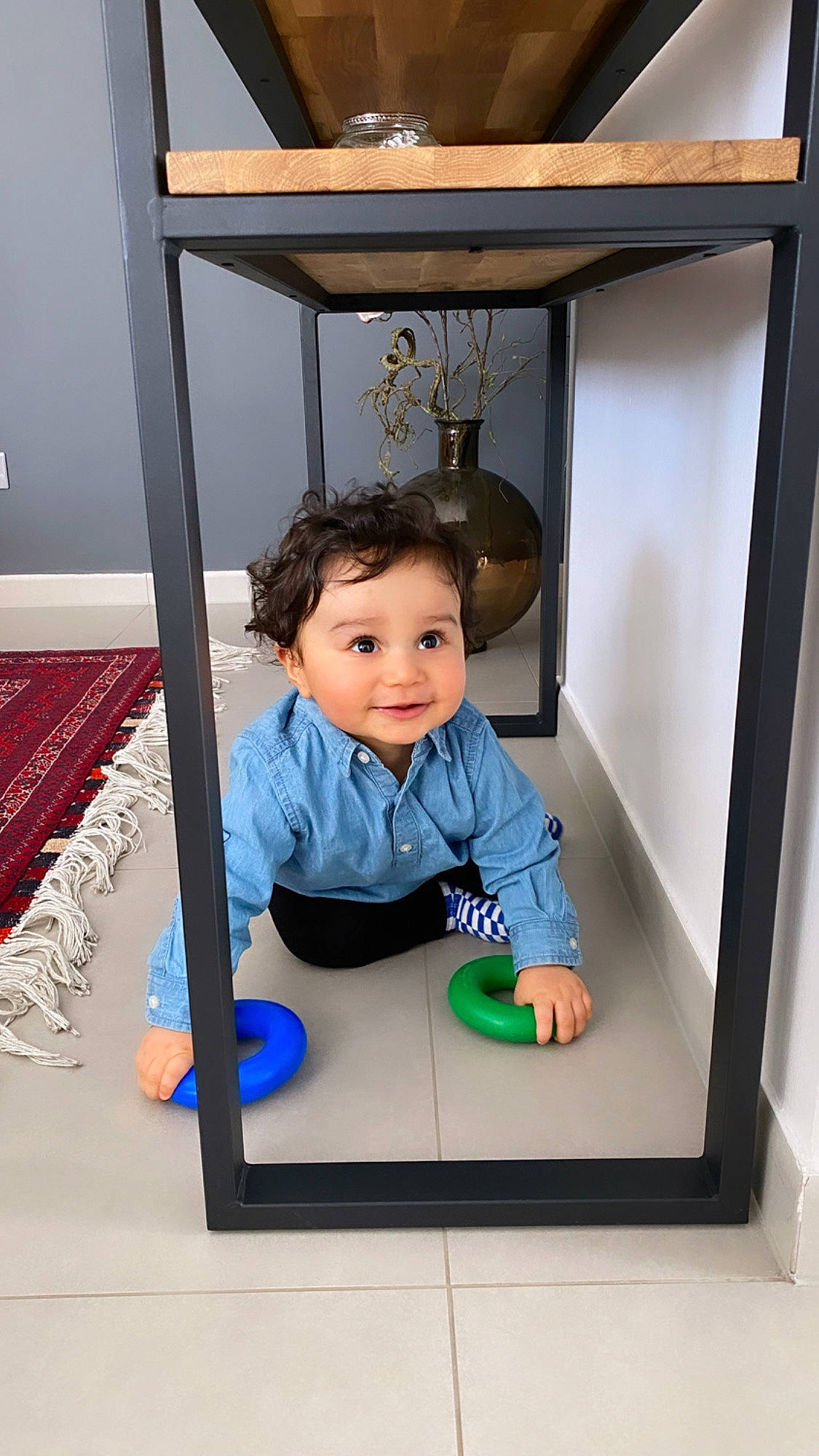 Milhan a rejoint le concours — aidez-le/la à gagner de superbes lots ! baby, baby_toddler_clothing, child, comfort, electric_blue, floor, flooring, fun, happy, joy, person, play, product, rectangle, room, sitting, sleeve, smile, t_shirt, table