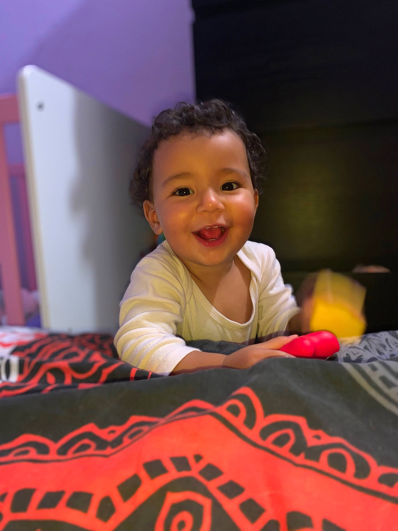 Melina participe au concours pour gagner de l'argent avec cette photo : baby, baby_toddler_clothing, child, comfort, finger, flash_photography, floor, flooring, fun, hairstyle, happy, head, joy, linens, person, sitting, skin, smile, standing, t_shirt