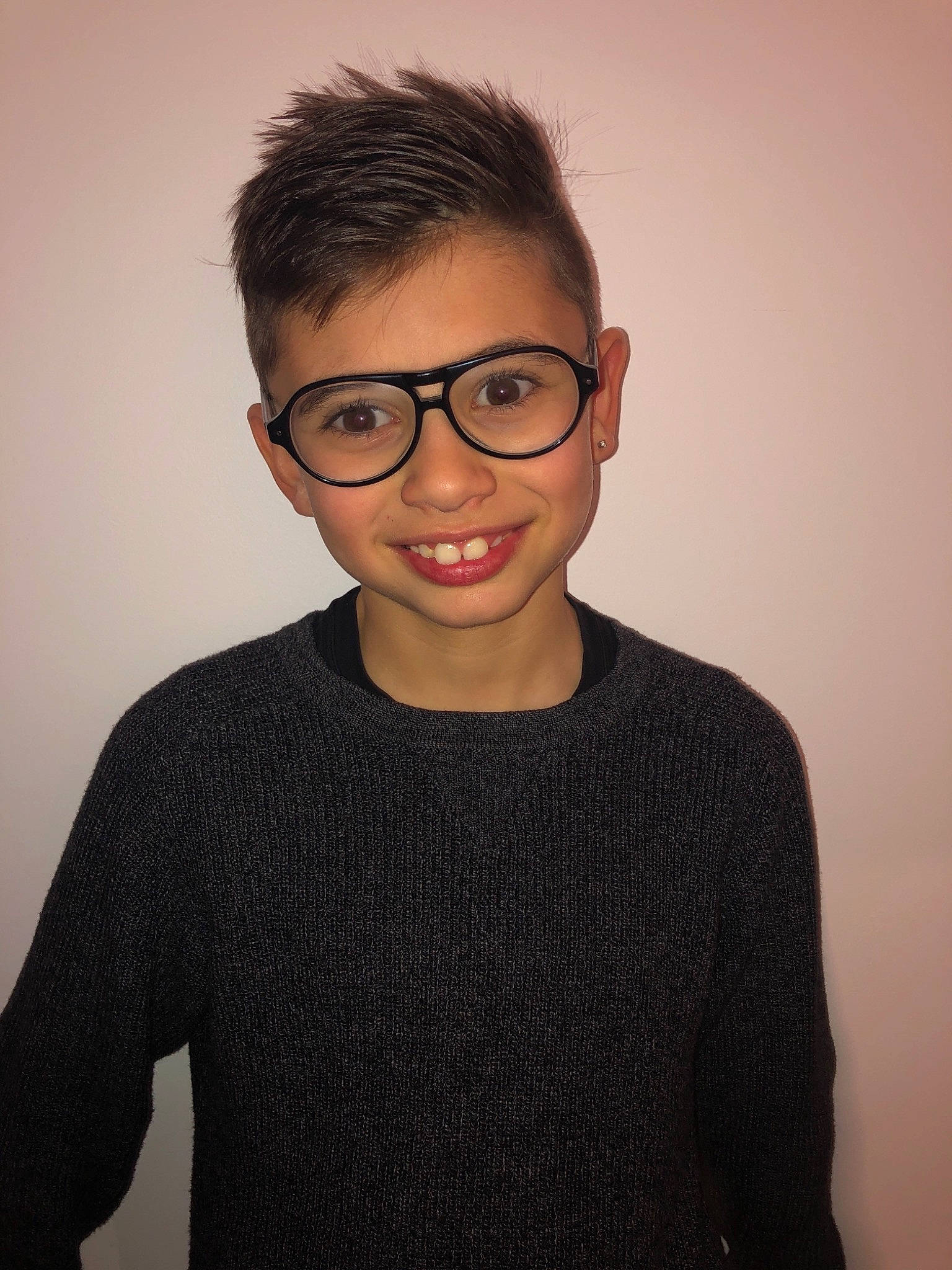 Evan participe au concours pour gagner de l'argent avec cette photo : black_hair, chin, cool, eyewear, face, forehead, gesture, glasses, hair, hairstyle, head, joy, lip, neck, outerwear, person, photography, smile, t_shirt, top