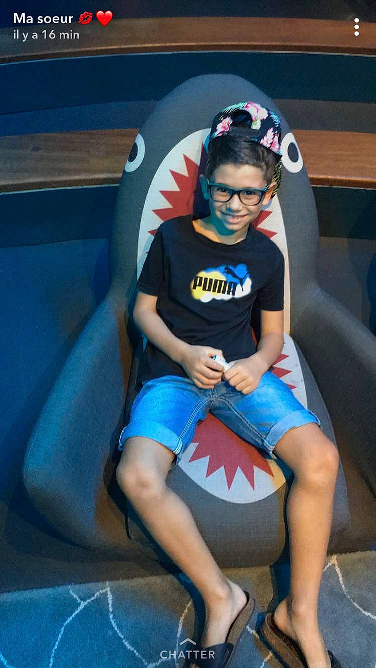 Evan a rejoint le concours — aidez-le/la à gagner de superbes lots ! fictional_character, games, human_leg, joy, knee, leg, person, recreation, shorts, sitting, spandex, sportswear, t_shirt, textile, thigh