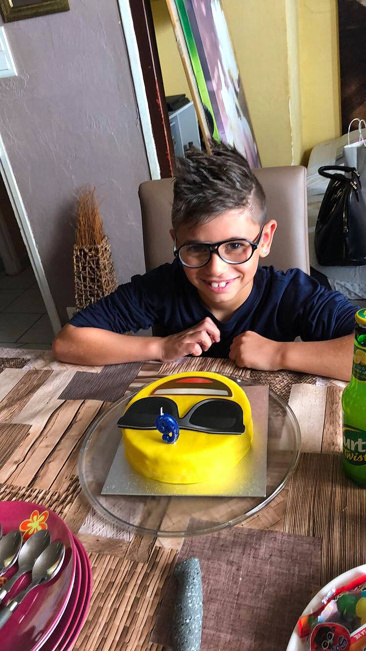Evan a rejoint le concours — aidez-le/la à gagner de superbes lots ! eyewear, food, fun, glasses, helmet, joy, person, personal_protective_equipment, play, smile, yellow