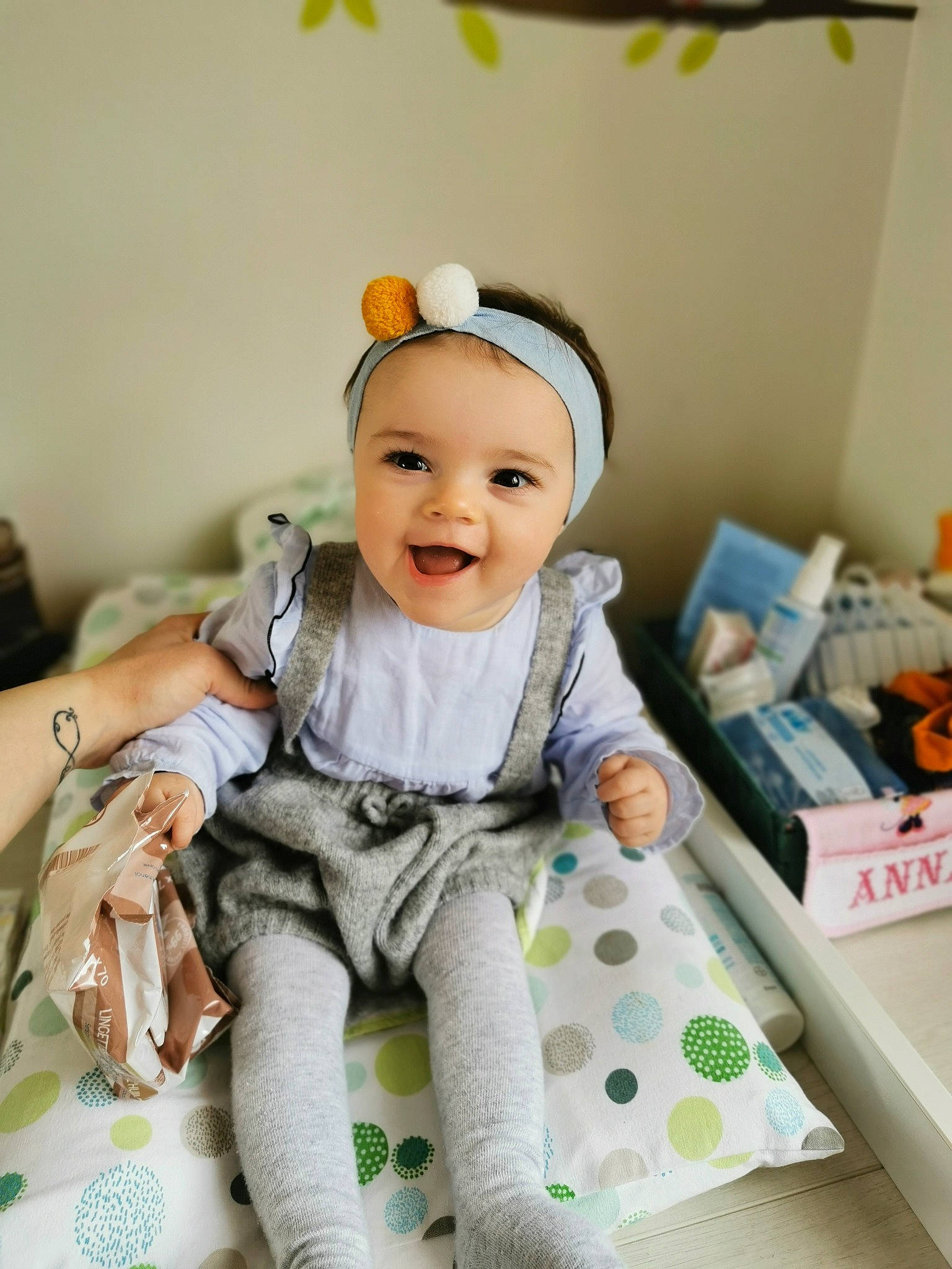 Anna participe au concours pour gagner de l'argent avec cette photo : baby, baby_products, baby_safety, baby_toddler_clothing, baby_toys, cheek, child, eye, face, fashion_accessory, figurine, happy, headwear, joy, pattern, person, room, shelf, sitting, sleeve