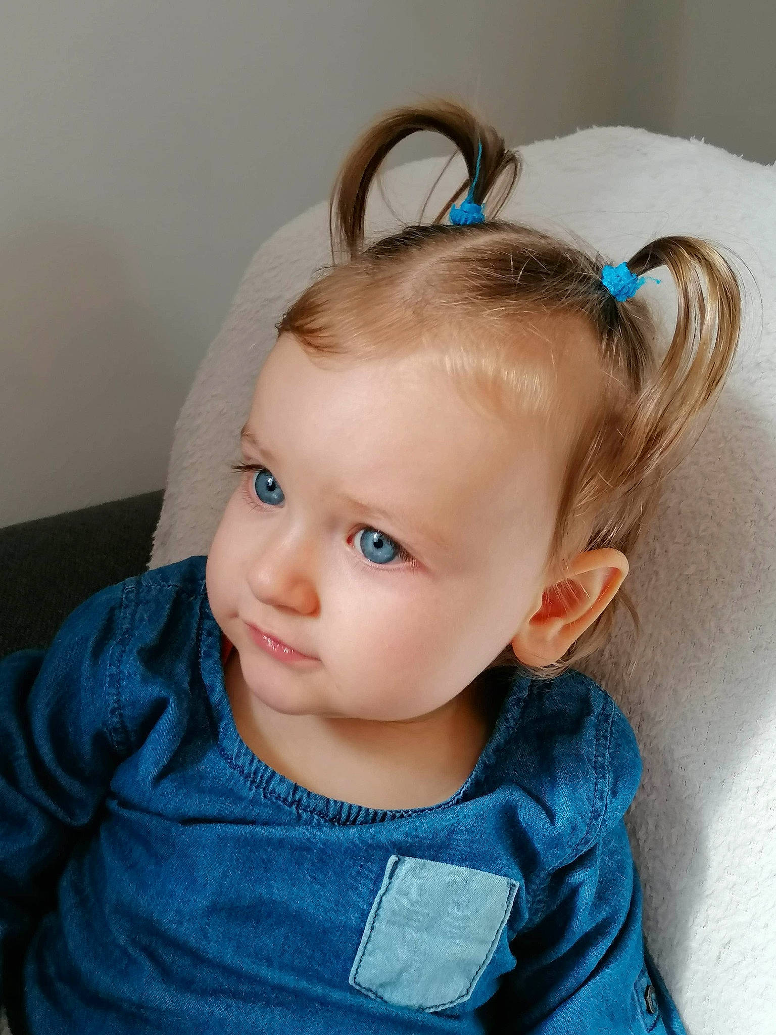 Alice a rejoint le concours — aidez-le/la à gagner de superbes lots ! baby, beauty, blond, blue, cheek, child, chin, ear, eye, eyebrow, face, forehead, hair, hairstyle, head, lip, nose, organ, person, skin