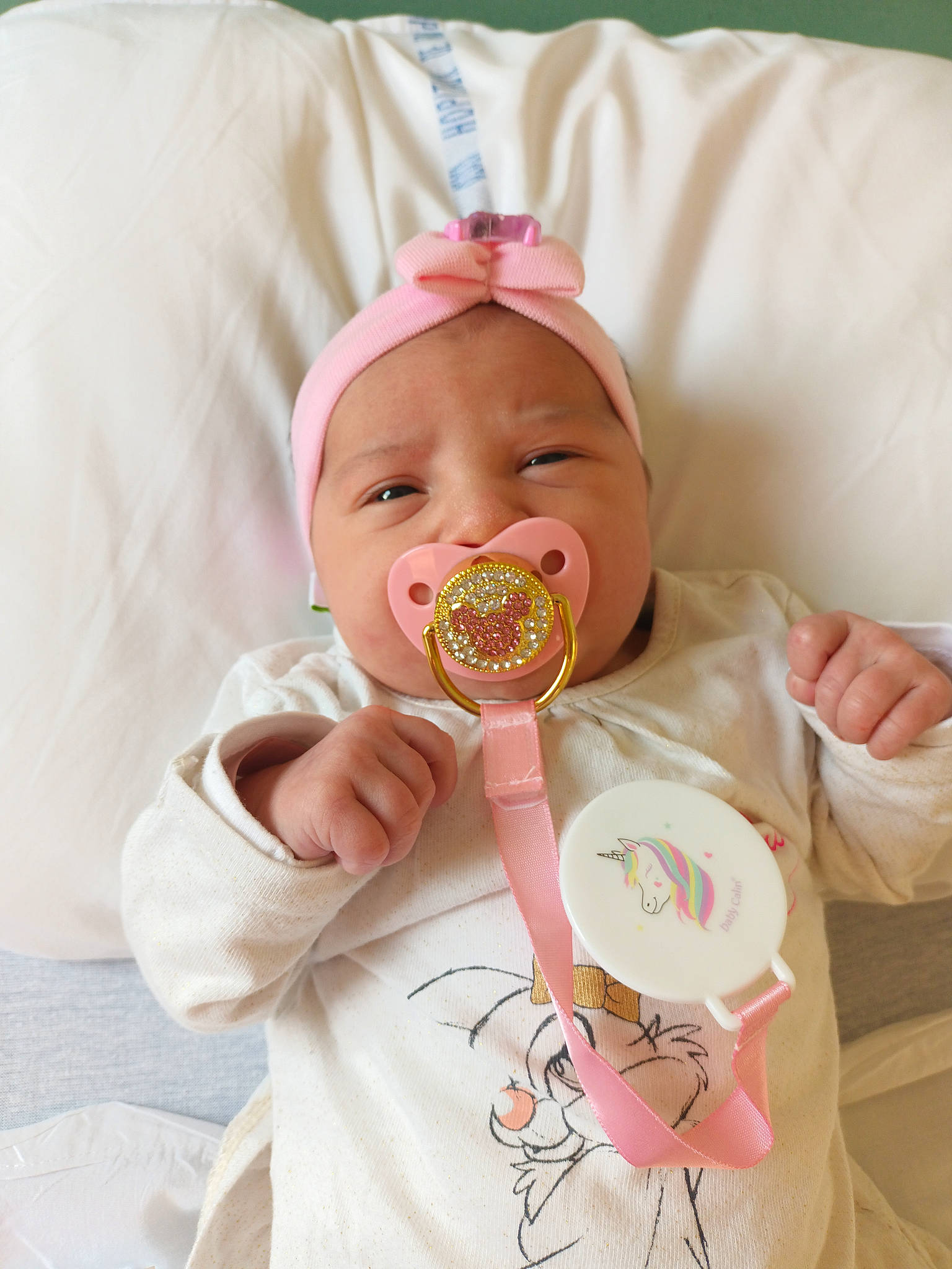 Yliana participe au concours pour gagner de l'argent avec cette photo : baby, baby_products, baby_sleeping, baby_toddler_clothing, cheek, chin, comfort, ear, eye, happy, head, headwear, iris, lip, mouth, neck, nose, person, pink, sleeve