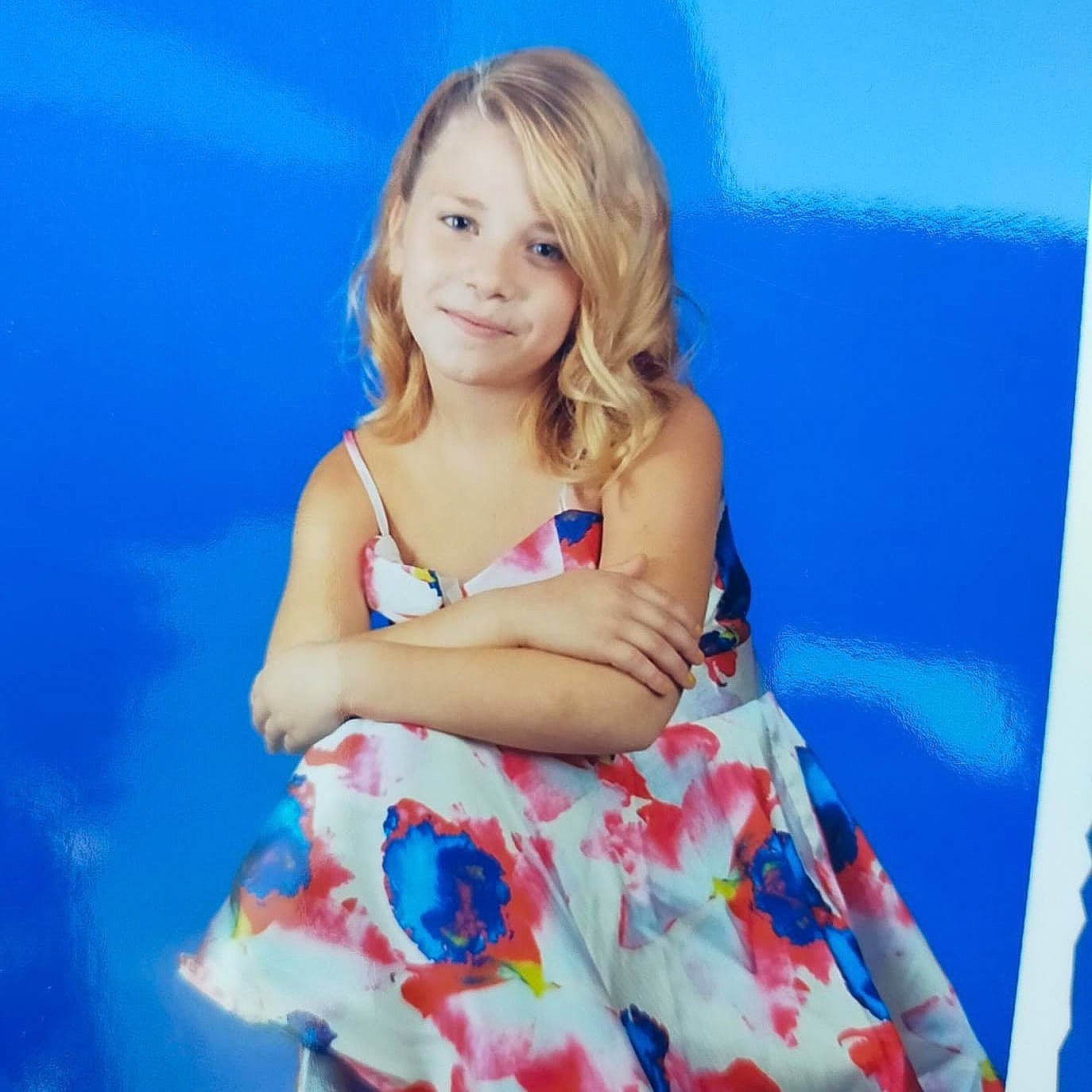 Florinda participe au concours pour gagner de l'argent avec cette photo : arm, azure, blue, day_dress, dress, eye, facial_expression, fashion, flash_photography, fun, happy, human_body, joy, leisure, neck, people_in_nature, person, shoulder, skin, smile