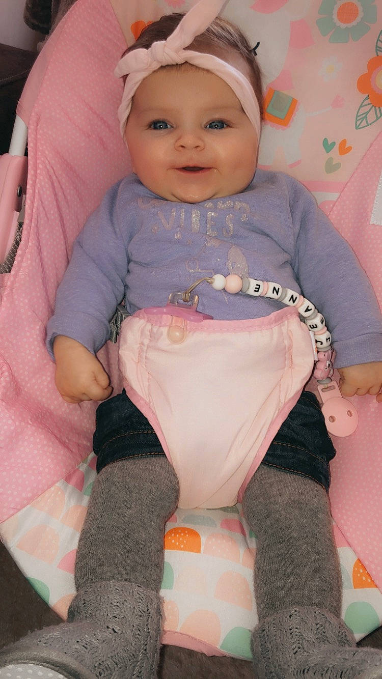 Jeanne a rejoint le concours — aidez-le/la à gagner de superbes lots ! baby, baby_toddler_clothing, cap, cheek, dress, face, fashion, happy, headwear, human_body, organ, outerwear, person, pink, skin, sleeve, smile, standing, t_shirt, textile