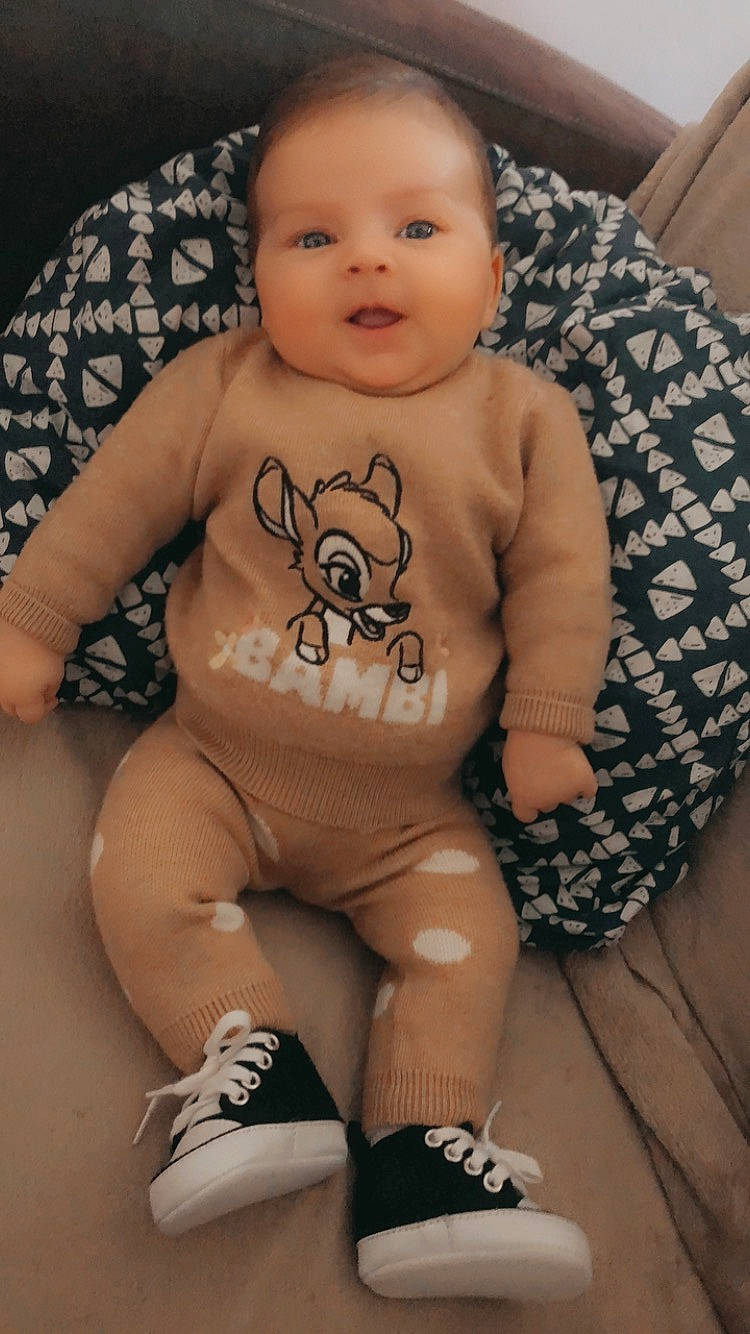 Jeanne participe au concours pour gagner de l'argent avec cette photo : baby, baby_toddler_clothing, cheek, chest, comfort, eye, finger, hand, joint, knee, leg, lip, neck, person, shoulder, skin, sleeve, smile, standing, stomach