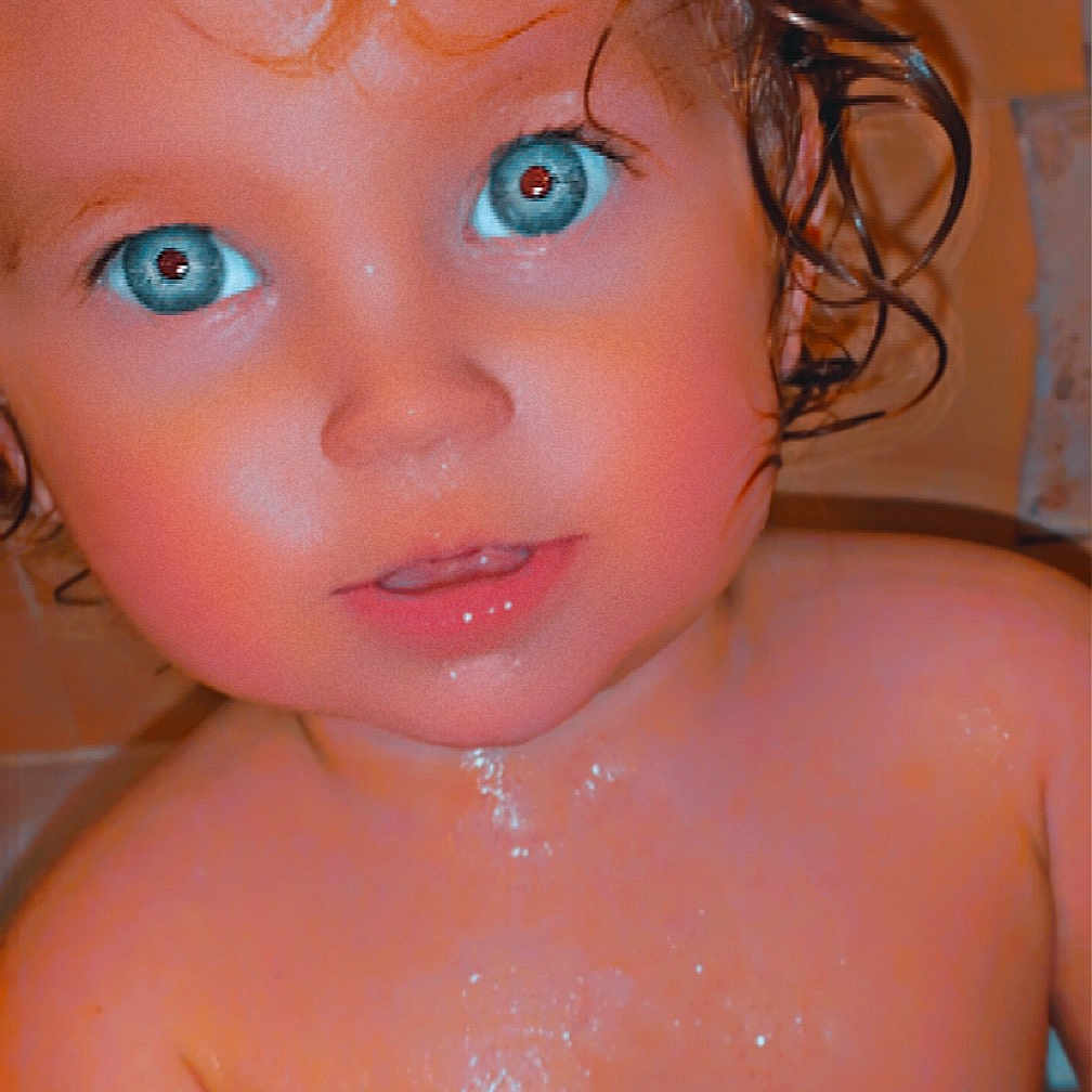 Jeanne a rejoint le concours — aidez-le/la à gagner de superbes lots ! arm, baby_bathing, cheek, chin, eye, eyebrow, eyelash, forehead, human_body, jaw, joint, lip, mouth, muscle, neck, nose, organ, shoulder, skin, water