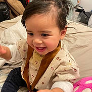 Kunsel a rejoint le concours — aidez-le/la à gagner de superbes lots ! toddler, child, smiling, happy, indoor, bed, blanket, plush_toy, clothing, person, cute, playful, hair, face, young_child, casual, sitting, comfort, home, fun