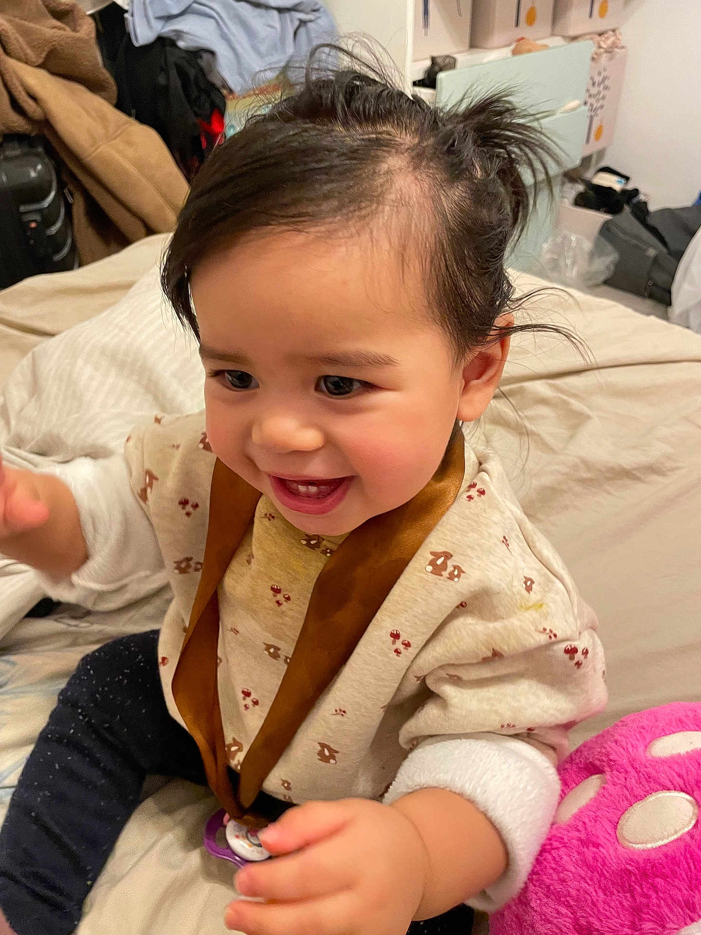 Kunsel a rejoint le concours — aidez-le/la à gagner de superbes lots ! toddler, child, smiling, happy, indoor, bed, blanket, plush_toy, clothing, person, cute, playful, hair, face, young_child, casual, sitting, comfort, home, fun