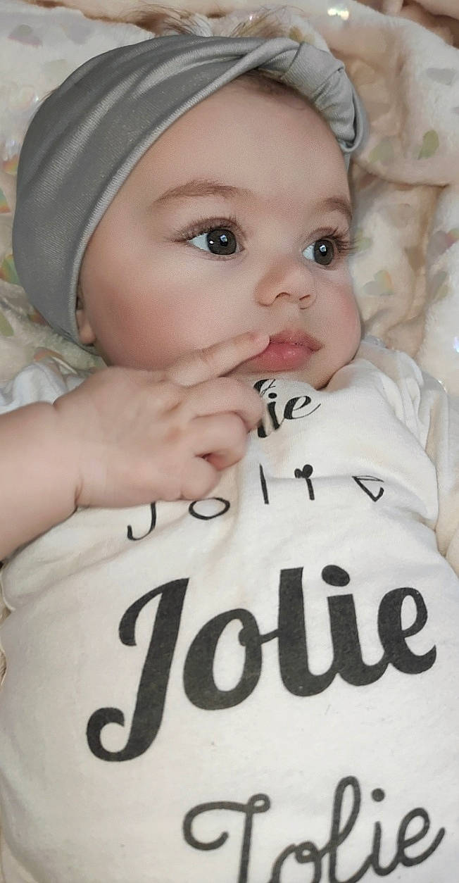 Erika a rejoint le concours — aidez-le/la à gagner de superbes lots ! baby, baby_toddler_clothing, beanie, bonnet, cheek, child, cool, eyebrow, eyelash, headband, headwear, lip, nose, person, portrait_photography, skin, toddler