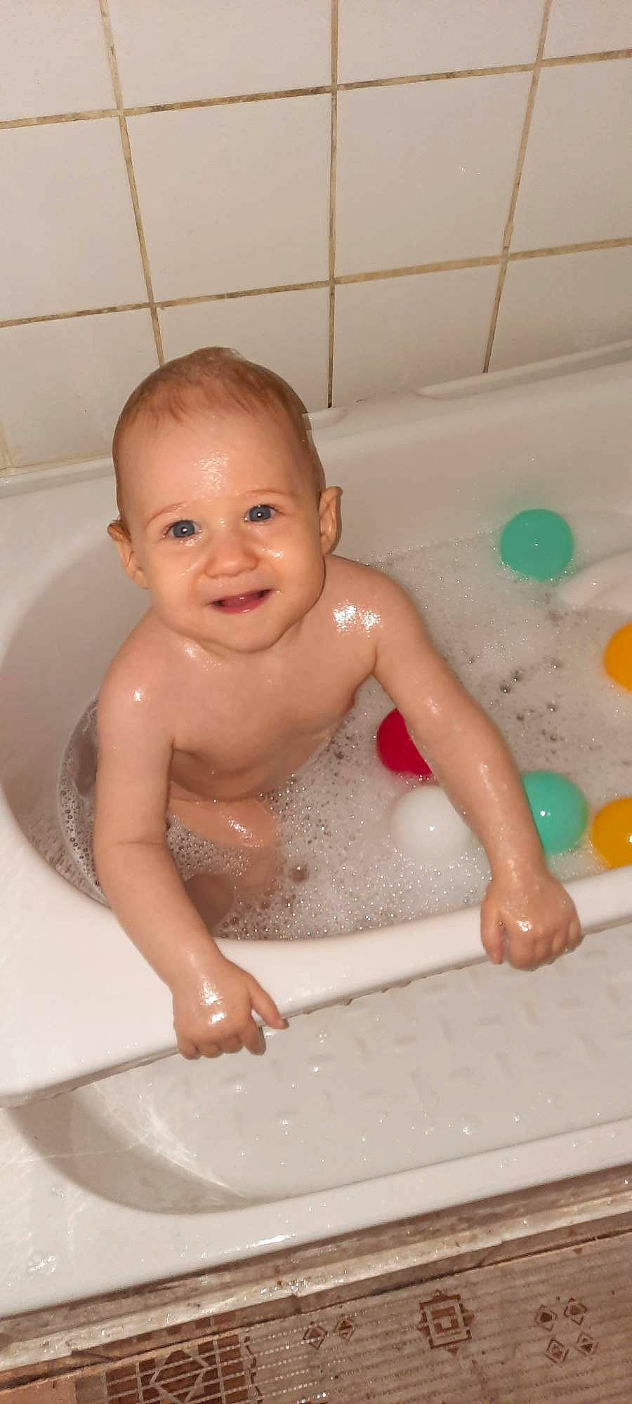 Magdalena a rejoint le concours — aidez-le/la à gagner de superbes lots ! baby, baby_bathing, bath_toy, bathing, bathroom, bathtub, chest, child, composite_material, fluid, foam, fun, joy, leisure, person, personal_care, plumbing, plumbing_fixture, rectangle, smile