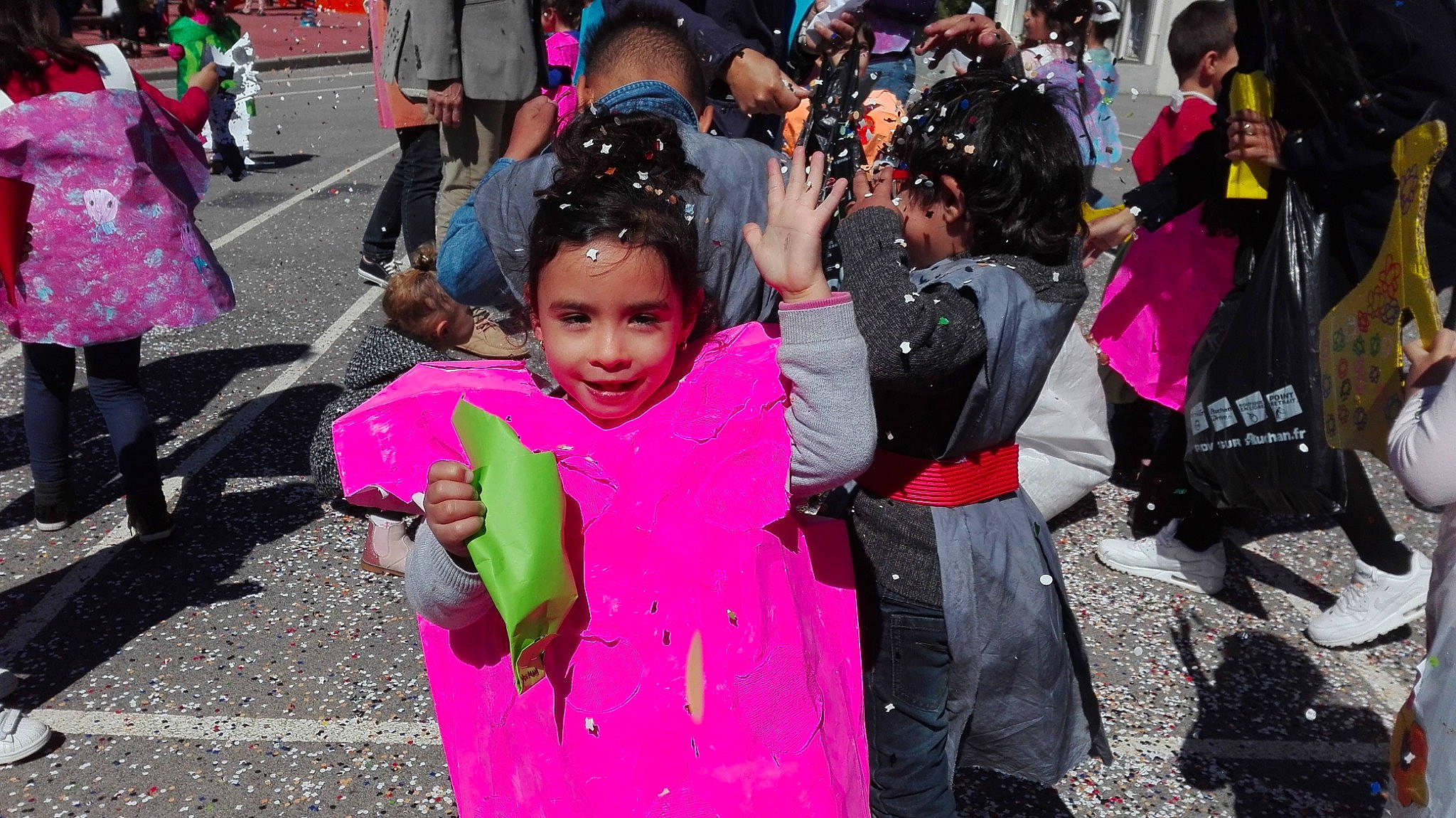 Elissa participe au concours pour gagner de l'argent avec cette photo : carnival, child, costume, crowd, event, festival, fun, girl, joy, person, pink, product, public_event, recreation