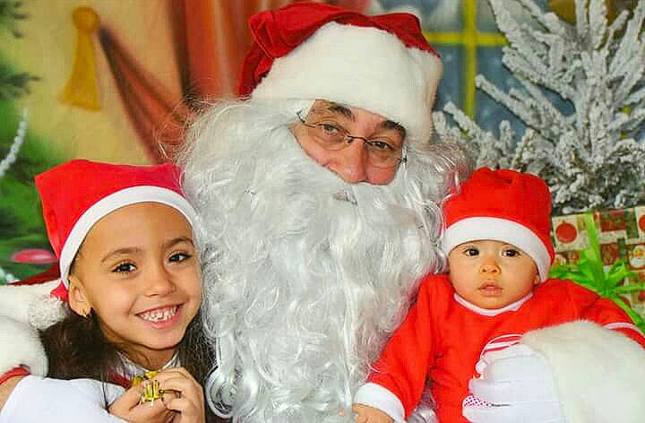 Elissa participe au concours pour gagner de l'argent avec cette photo : christmas, christmas_decoration, fictional_character, headwear, holiday, joy, lap, person, santa_claus