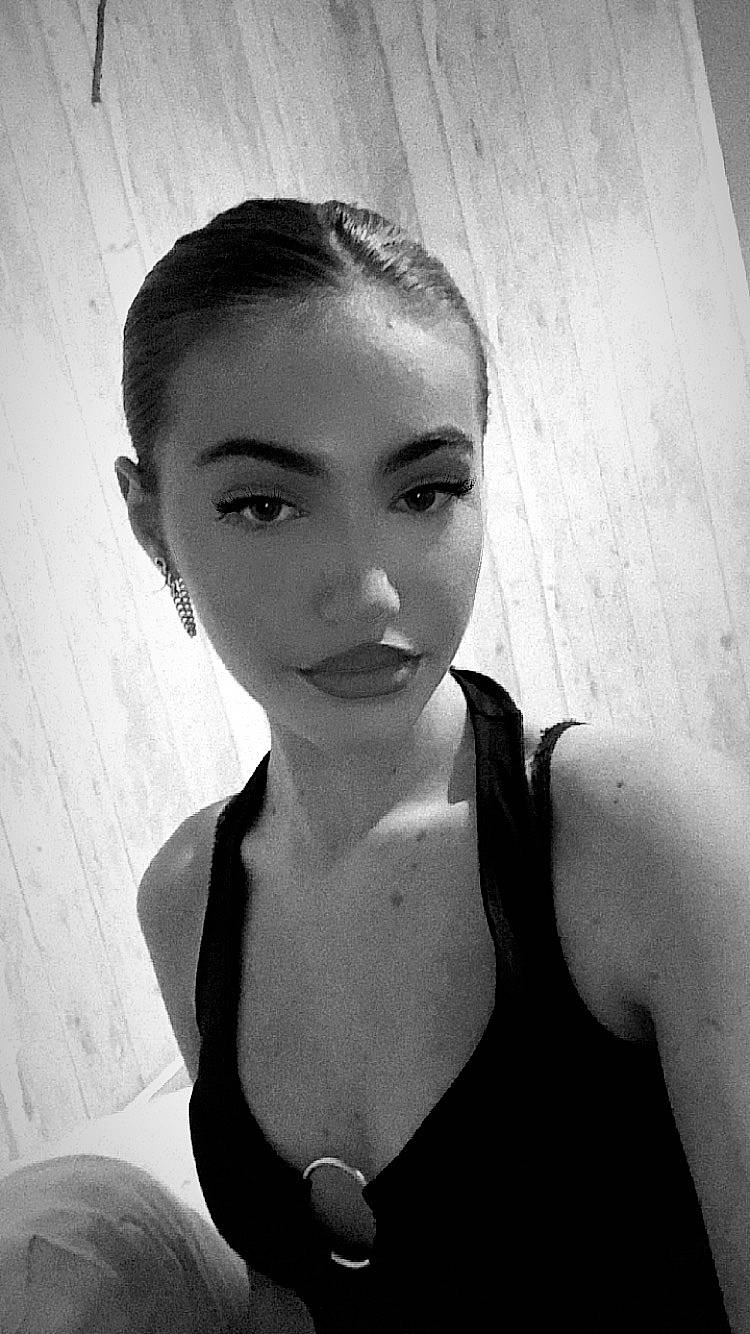 Kellyssa a rejoint le concours — aidez-le/la à gagner de superbes lots ! active_tank, black, black_and_white, black_hair, camisoles, chest, eyebrow, eyelash, flash_photography, jaw, lip, monochrome, neck, person, photograph, shoulder, standing, style, undershirt, waist