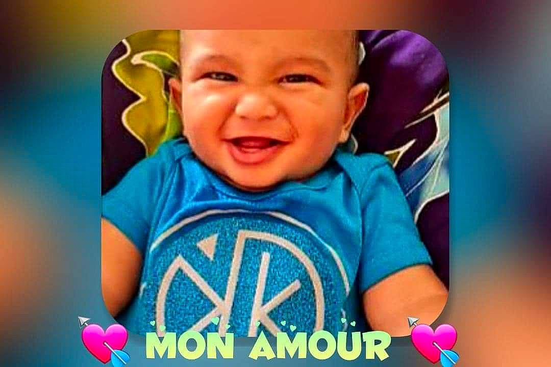 Marwan a rejoint le concours — aidez-le/la à gagner de superbes lots ! azure, baby, baby_laughing, baby_products, baby_toddler_clothing, child, cool, electric_blue, font, fun, happy, headwear, magenta, pattern, person, photo_caption, play, product, sleeve, smile