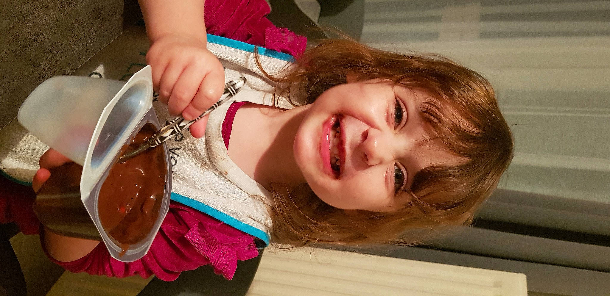 Oyanna participe au concours pour gagner de l'argent avec cette photo : blond, child, dress, eyelash, eyewear, food, fun, happy, jewellery, joy, lip, long_hair, mouth, neck, nose, person, skin, smile, sunglasses, tableware