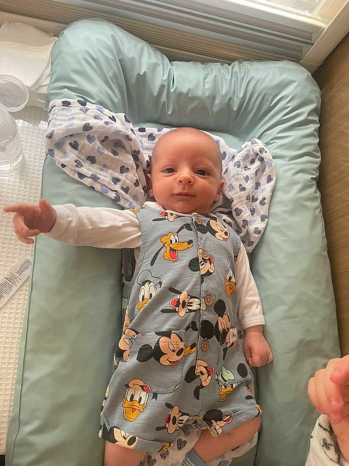 Stan a rejoint le concours — aidez-le/la à gagner de superbes lots ! baby, infant, romper, mickey_mouse, donald_duck, pluto, disney, cushion, blanket, heart_pattern, lying_down, indoor, child, cute, smiling, reaching, soft_lighting, baby_clothes, hand, face