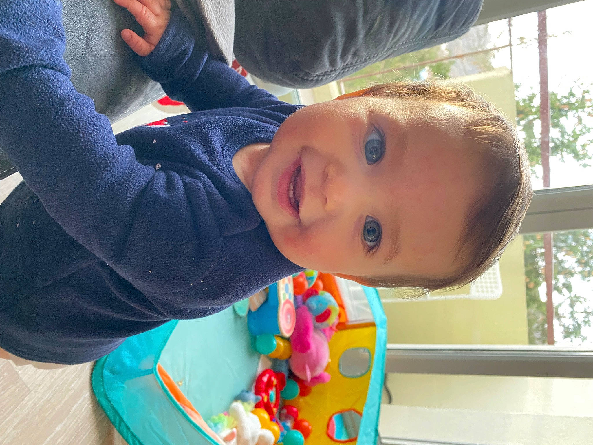 Anna a rejoint le concours — aidez-le/la à gagner de superbes lots ! baby, baby_products, baby_toddler_clothing, baby_toys, child, fun, grass, happy, house, iris, leisure, nose, person, play, room, sitting, smile, toddler, tree, vacation