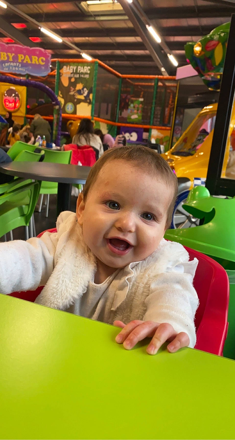 Anna participe au concours pour gagner de l'argent avec cette photo : amusement_ride, baby, chair, child, desk, event, fun, games, grass, happy, joy, kindergarten, leisure, person, play, recreation, room, sitting, smile, table